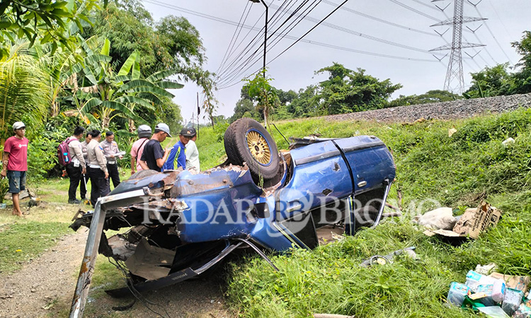 TERBALIK: Kondisi sedan Honda Accord yang disasak KA Mutiara Timur di perlintasan tanpa palang Gununggangsir, Beji, Kabupaten Pasuruan, Minggu (30/11).