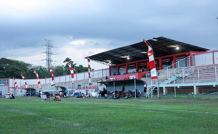 BAKAL DIBENAHI: Bench di Stadion R Soedrasono di Pogar, Bangil, yang akan diperbaiki.