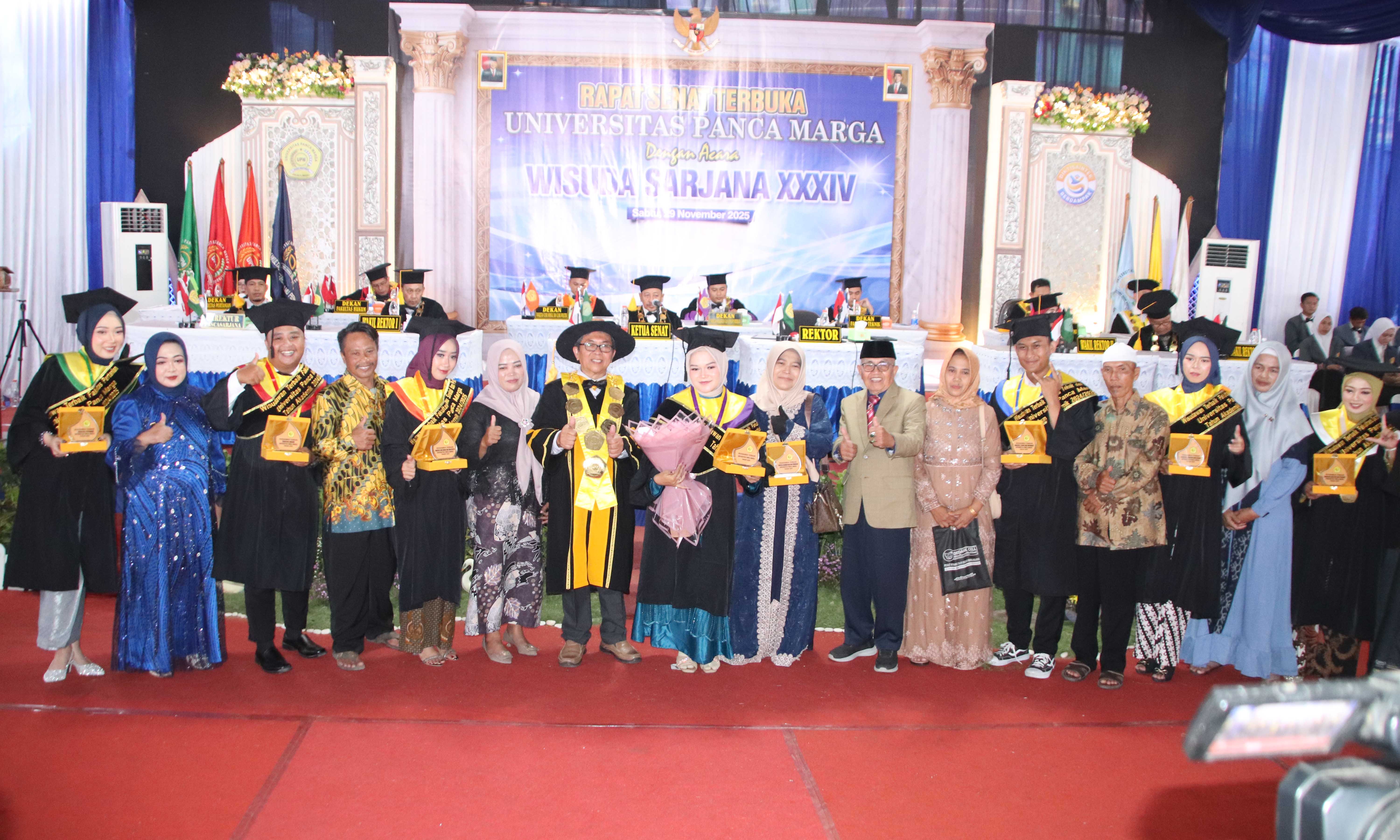 SINERGI: Rektor UPM Probolinggo Prof. Dr. Ir. H.R. Abdul Haris, S.M., M.M. bersama Ketua Dewan Pembina Yayasan Patriot Muda H. Supriyono, dan ketua Senat berfoto bersama wisudawan terbaik.