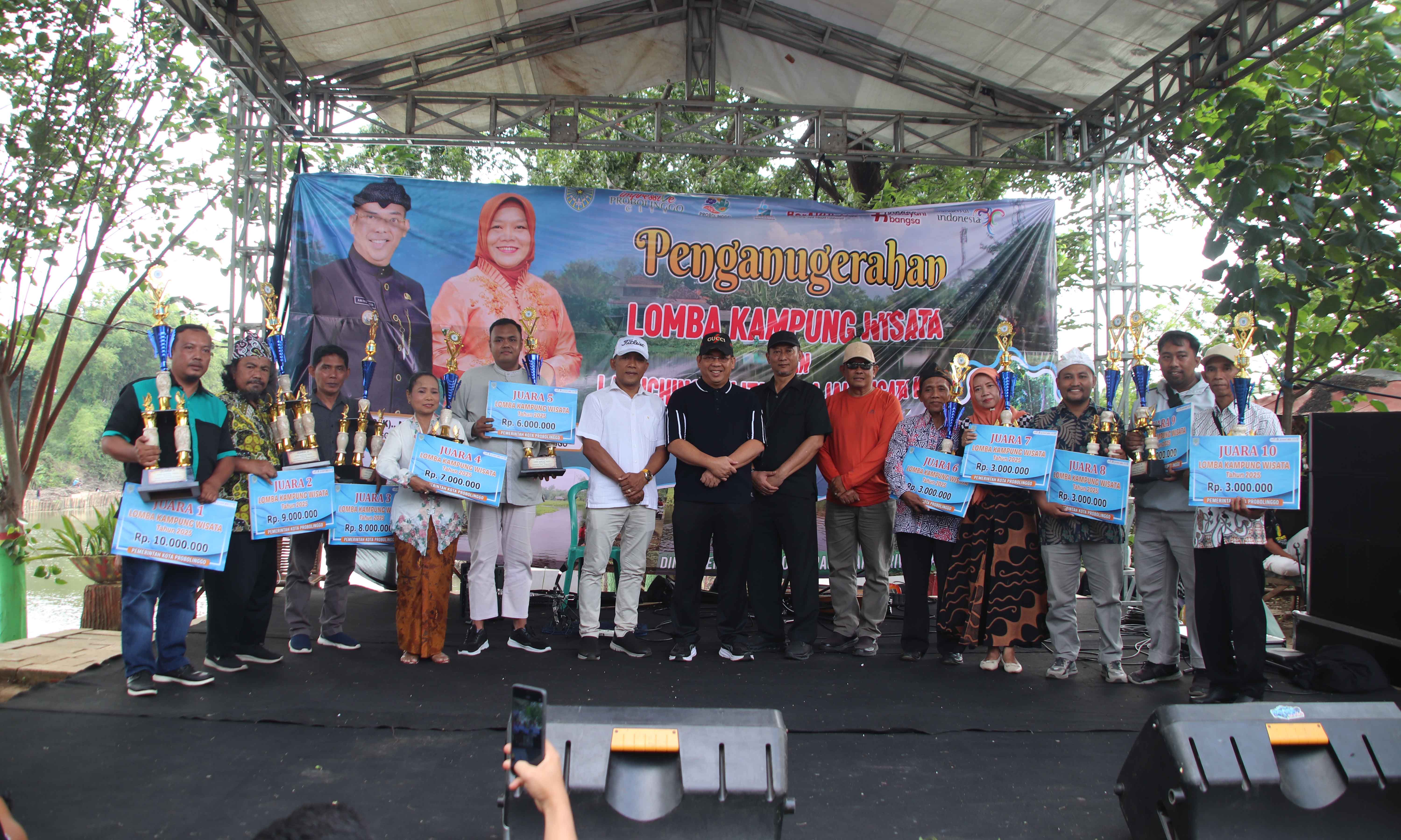 FOTO BERSAMA : Wali Kota Probolinggo dr. Aminuddin didampingi Kepala Dispopar Kota Probolinggo Muhammad Abas berfoto bersama usai penyerahan penghargaan Lomba Kampung Wisata Kota Probolinggo