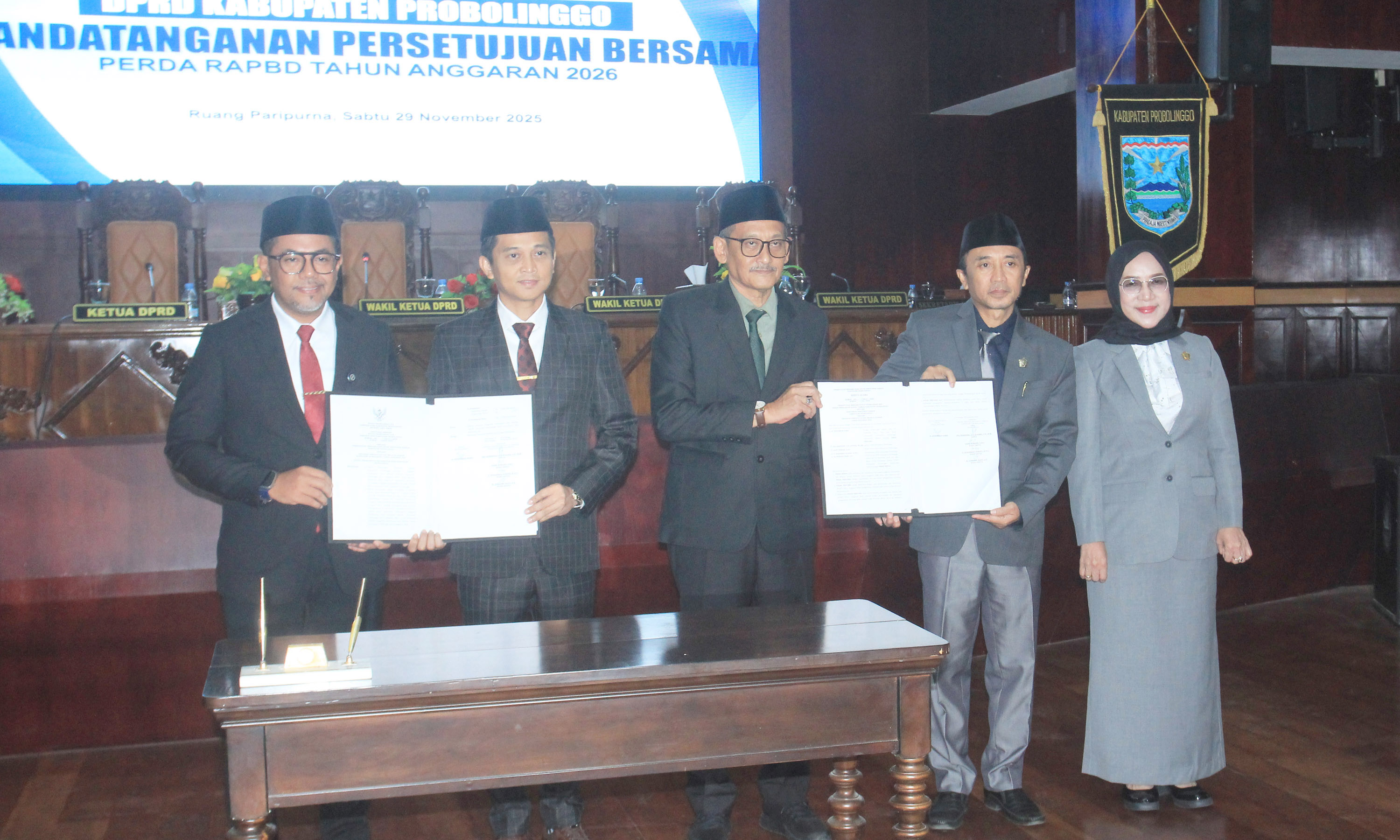 KOMPAK: Ketua DPRD Kabupaten Probolinggo Oka Mahendra Jati Kusuma, Bupati Probolinggo dr. Mohammad Haris, dan tiga pimpinan DPRD lainnya menunjukkan nota persetujuan bersama yang sudah ditandatangani.