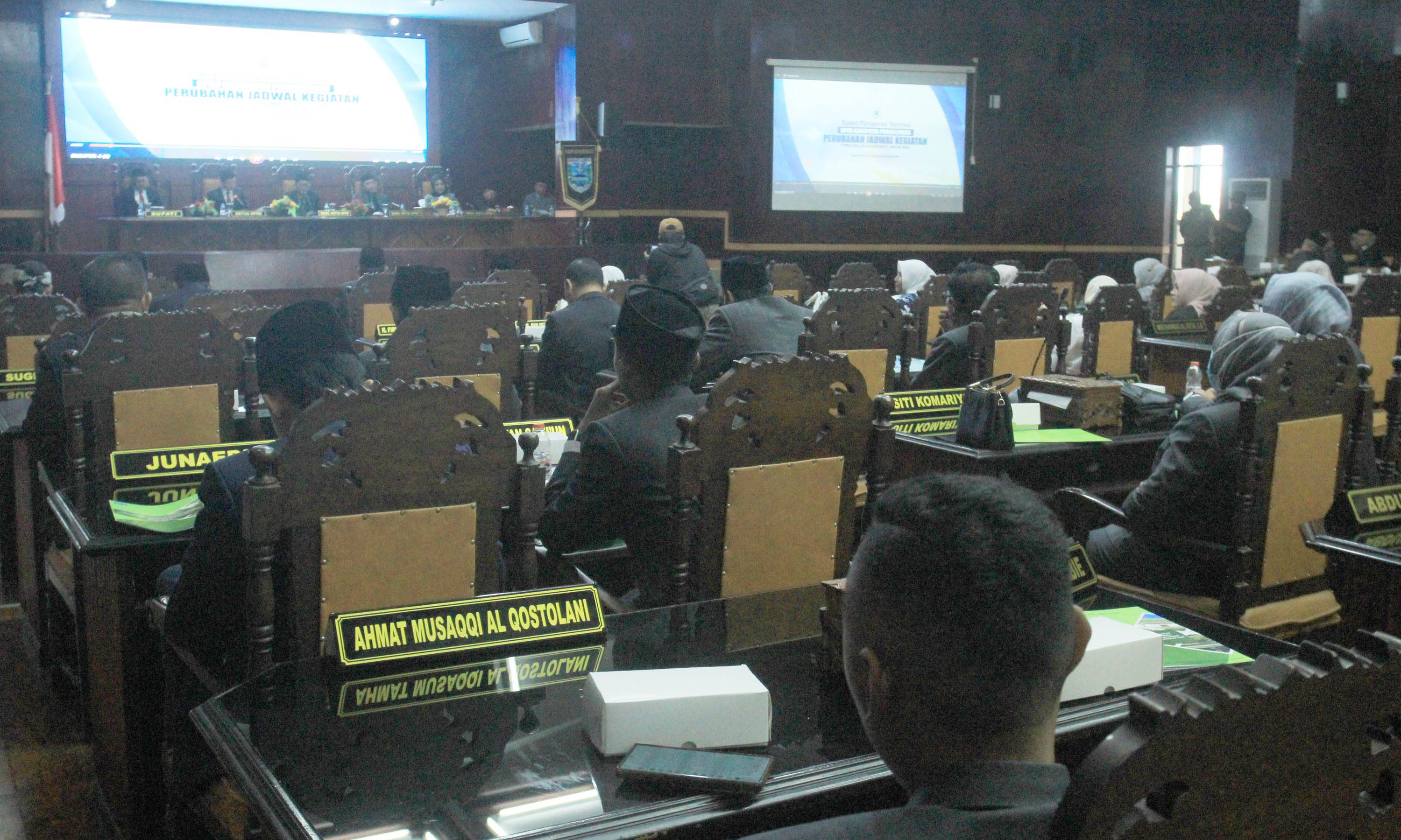 PARIPURNA: Anggota DPRD Kabupaten Probolinggo bersama kepala OPD di lingkungan Pemkab Probolinggo mengikuti Rapat Paripurna, Sabtu (29/11).