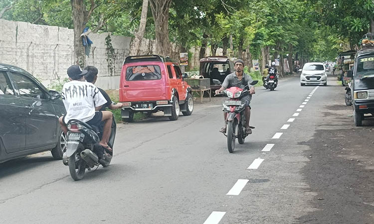 TERPASANG: Jalur sepeda di Jalan WR Supratman Kraksaan yang telah terpasang.