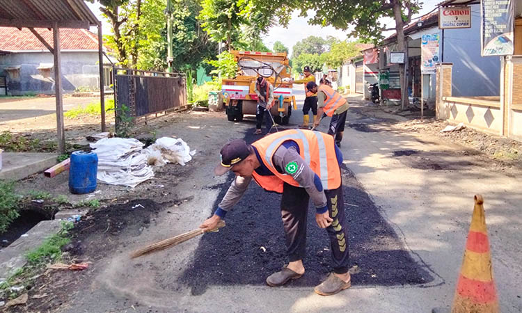 MANTAP: Pekerja saat menyelesaikan pekerjaan perbaikan di ruas Kropak &ndash; Pohsangit Tengah, Wonomerto, beberapa waktu lalu.