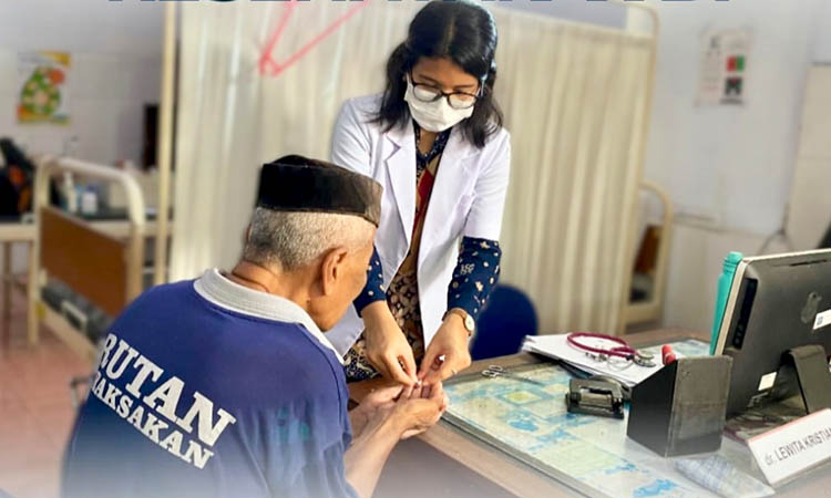 CEK: Petugas medis Rutan Kelas IIB Kraksaan memeriksa kesehatan warga binaan rentan yang dilakukan berkala.