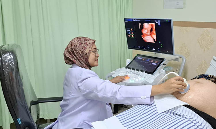 AHLI: Dokter obgyn mendeteksi janin dg usg 4D obgyn. Alat ini membuat dokter bisa memantau kondisi janin lebih akurat.
