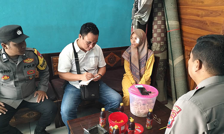 DIPERIKSA: Petugas kepolisian saat meminta keterangan terhadap korban, atas apa yang menimpanya.
