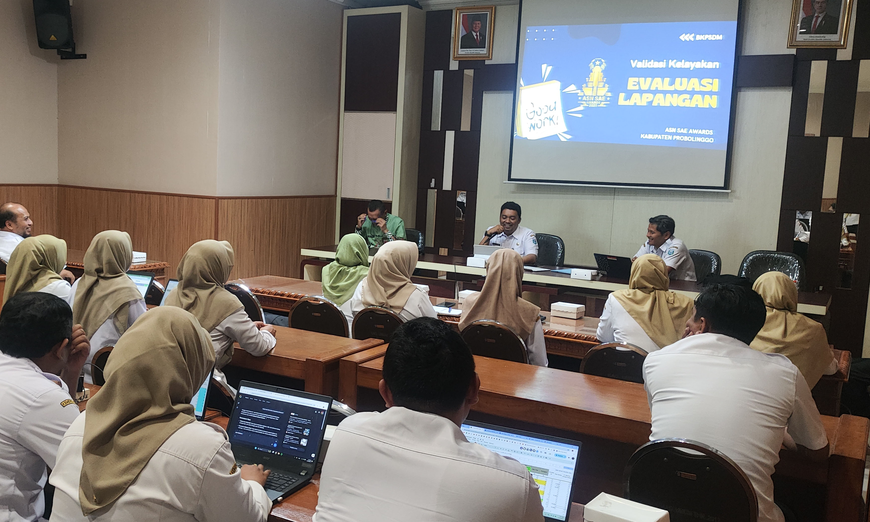 INTEGRITAS: Sekretaris BKPSDM Kabupaten Probolinggo Hendra Eko Poernanto (pegang mik) memandu rapat seleksi dan penentuan nomine ASN SAE AWARDS di Ruang Pertemuan Jabung, Kantor Bupati Probolinggo.