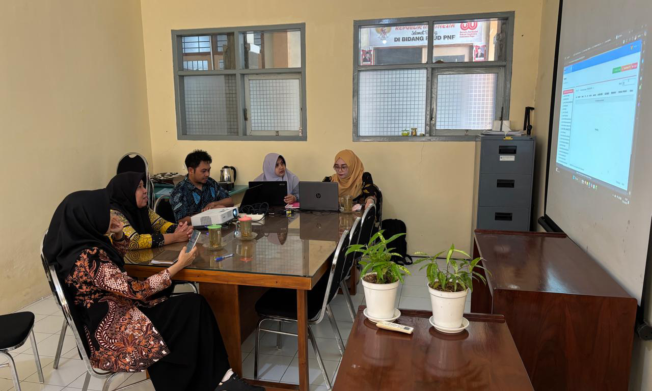 SELEKSI: Tim BKPSDM bersama Disdikdaya Kabupaten Probolinggo dalam proses Filtering ASN SAE AWARDS di Ruang Pengawas Disdikdaya.