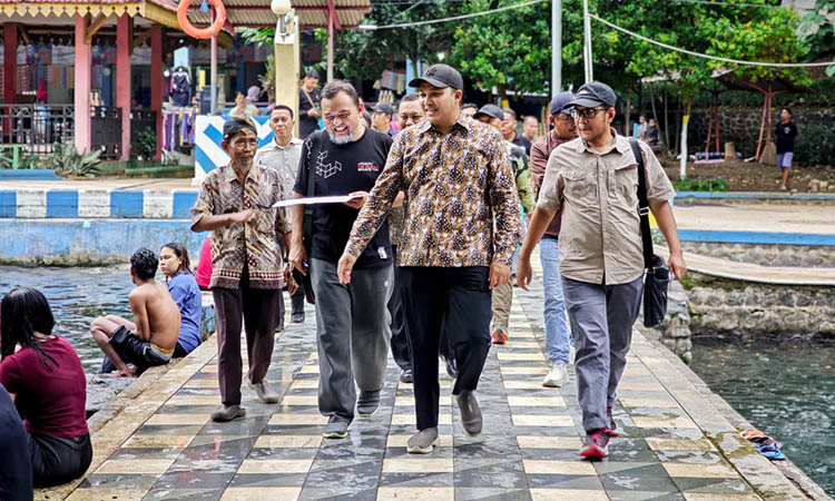 PENINJAUAN: Bupati Pasuruan M Rusdi Sutejo saat melakukan peninjauan ke Wisata Alam Banyubiru. Ia memandang, pengelolaan secara profesional, akan membangkitkan daya tarik Banyubiru.