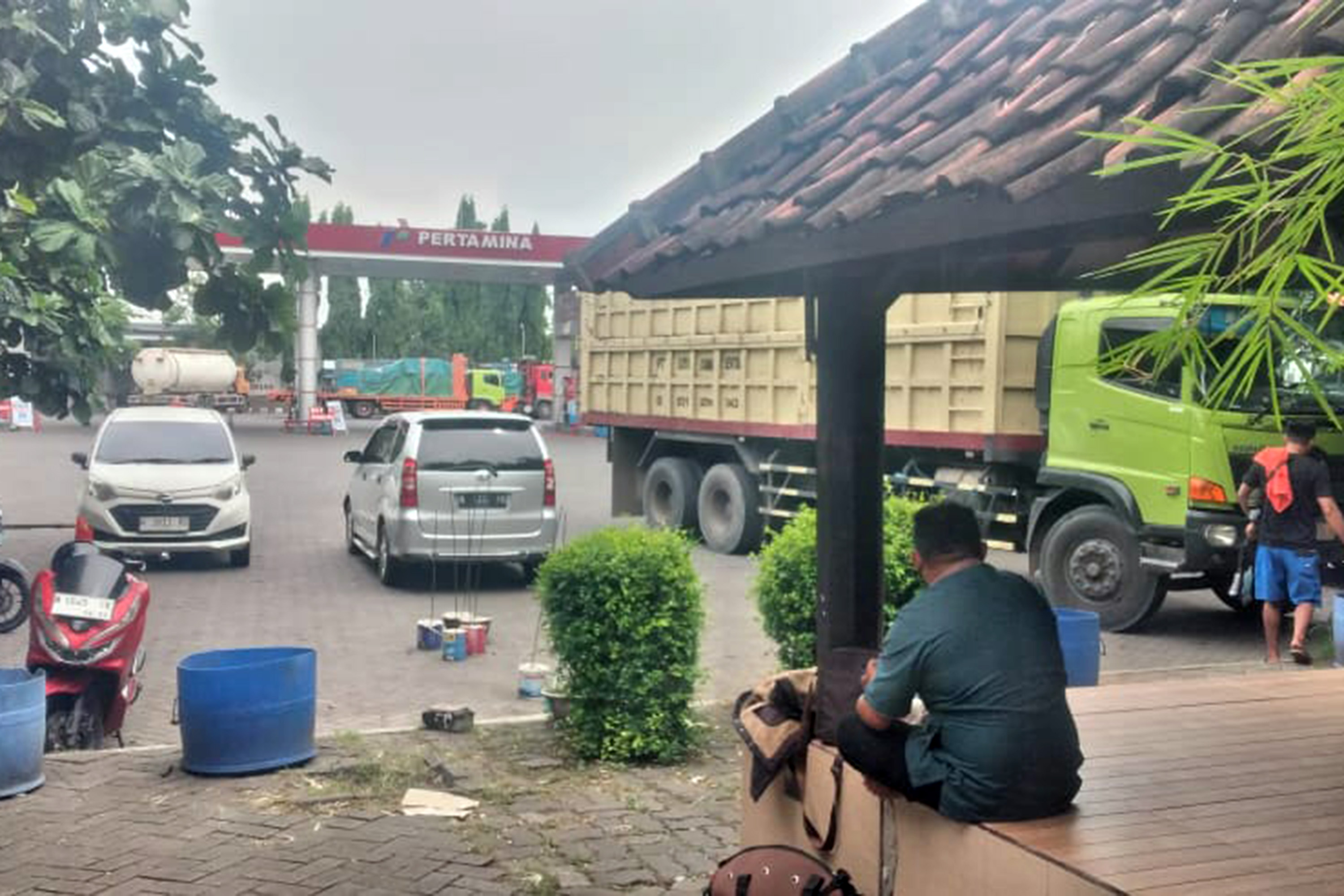 LUAS: Suasana SPBU di Sedarum Nguling yang cukup luas. Disini pelanggan juga disediakan pijat urut dan bekam di jam-jam tertentu. (Fuad Alyzen/ Radar Bromo)