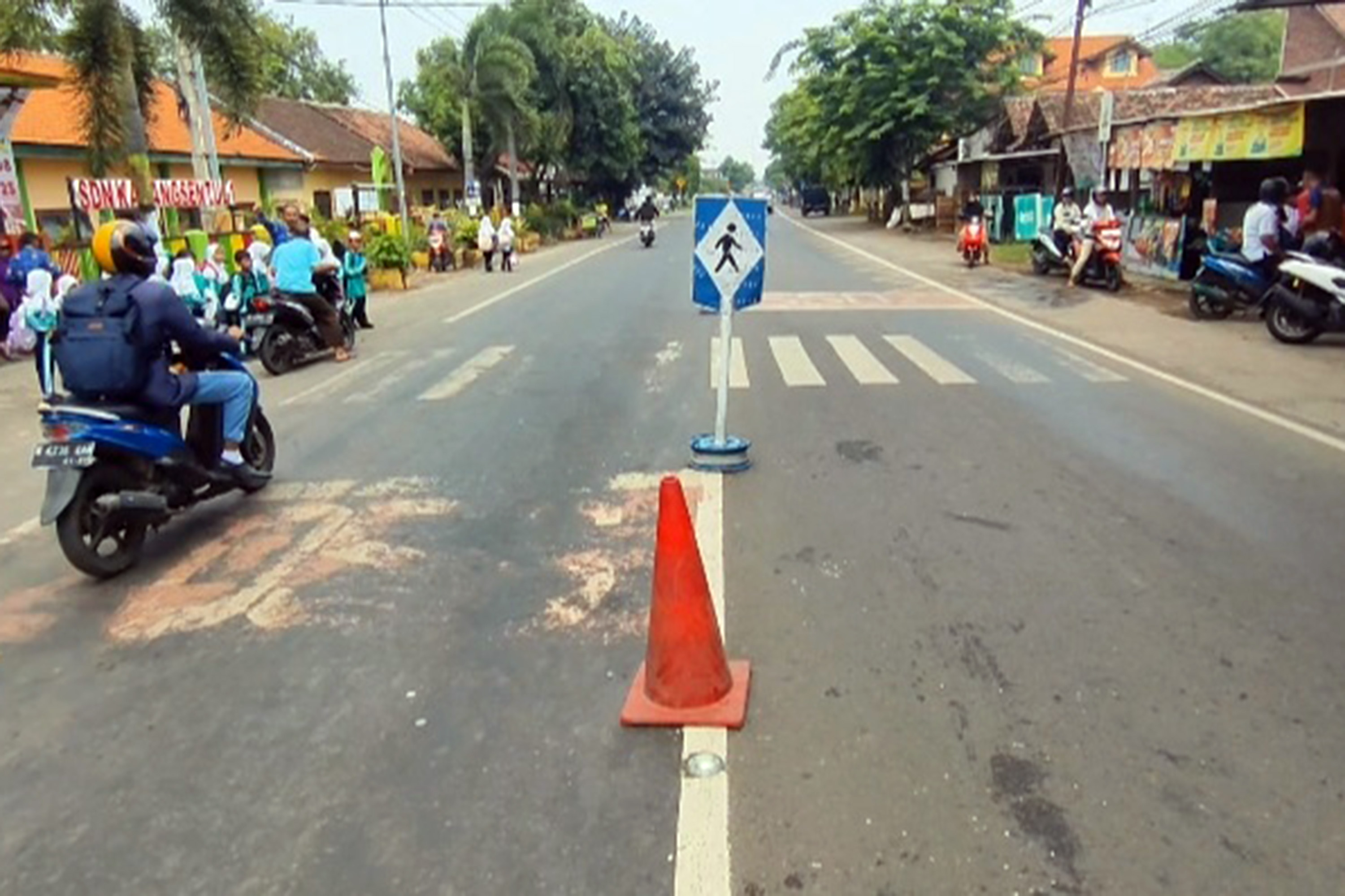 TKP: Jalan raya Bromo tepatnya di Karangsentul Gondang Wetan yang menjadi lokasi dua premotor tertabrak truk tangka, Senin (1/12) pagi.