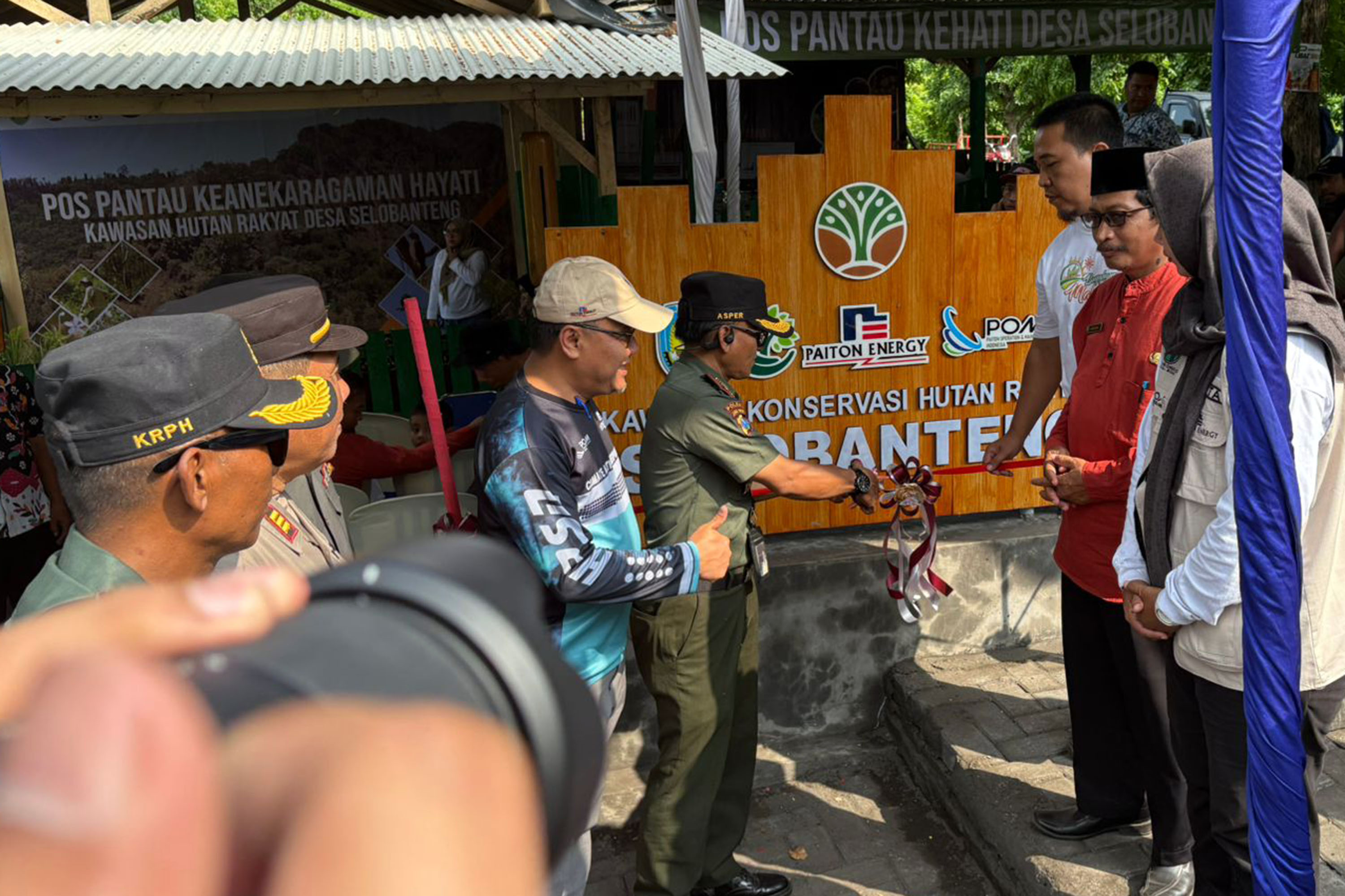 PERESMIAN ; Jumat (28/11), pos pantau yang berada di Area Perhutani Selobanteng diresmikan. Dirangkai dengan penanaman pohon dan pelepasan burung perkutut.