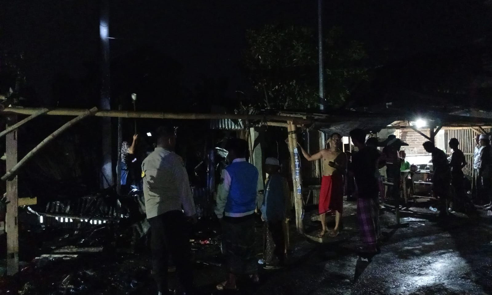 HANGUS: Bengkel milik Suwarno, di Dusun/Desa Sruwi, Kecamatan Winongan, Kabupaten Pasuruan, terbakar, Sabtu (29/11) petang.