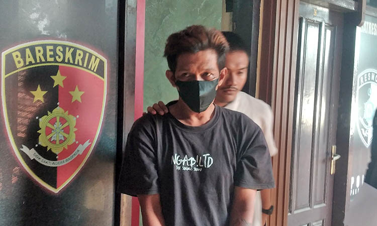 DIGELANDANG: Tersangka DR, saat digelandang ke tahanan. Bapak tujuh anak ini, ditahan setelah kedapatan mencuri helm.