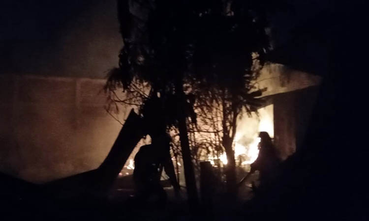 PADAMKAN: Petugas Damkar Kota Pasuruan saat berusaha untuk menjinakkan api. Belum dipastikan apa yang memicu kebakaran gudang di Kelurahan Petahunan, Kecamatan Gadingrejo, Kota Pasuruan tersebut.