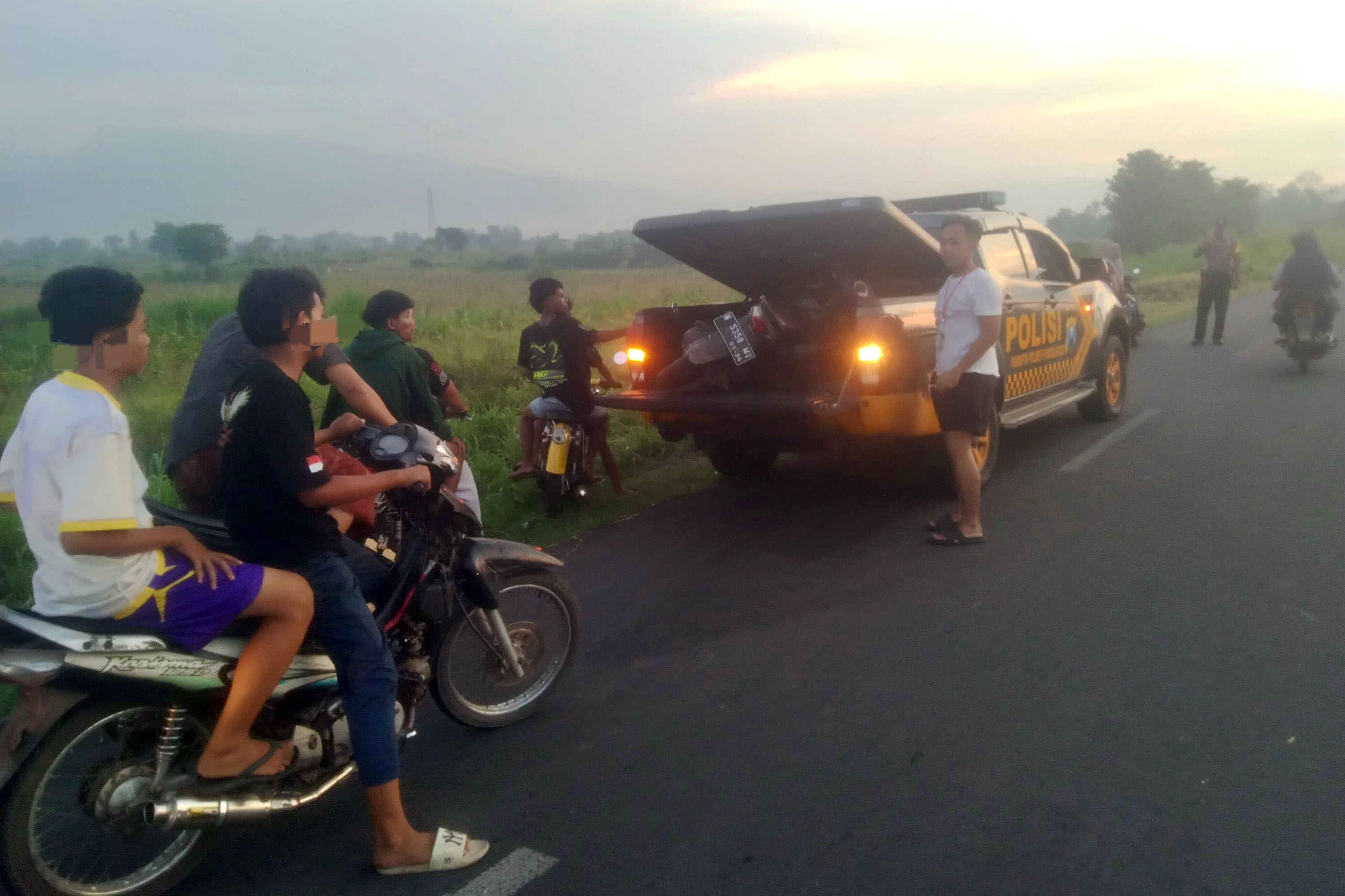 Anggota Polsek Kotaanyar bersama Sat Samapta Polres Probolinggo melaksanakan operasi balap liar di Desa Sumber Centeng, Kecamatan Kotaanyar