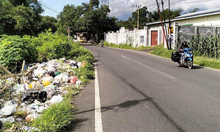 KOTOR: Sampah-sampah yang berserakan di tepi jalan Desa Lecari, Kecamatan Sukorejo. Hal itu, membuat kawasan setempat menjadi kotor.