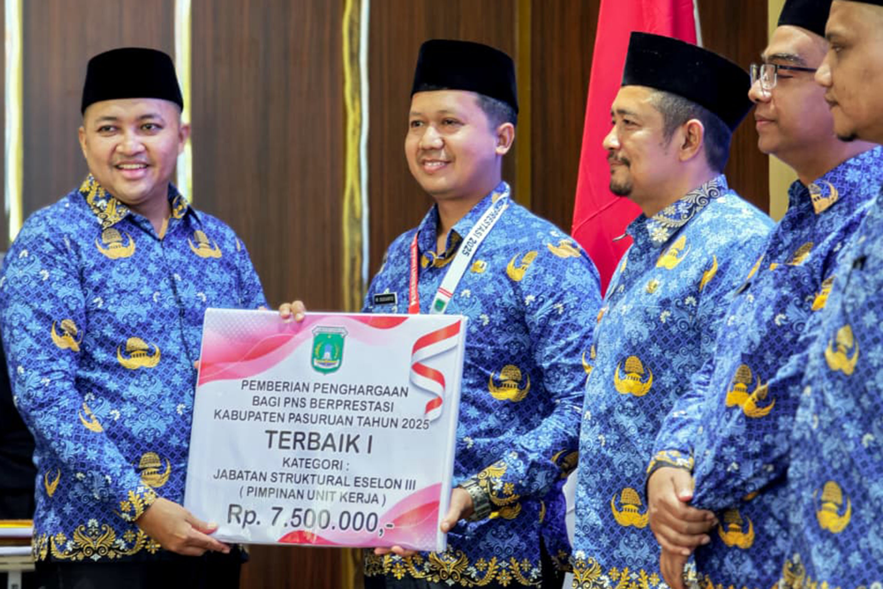 Bupati Pasuruan M Rusdi Sutejo saat menyerahkan penghargaan kepada PNS yang berprestasi.