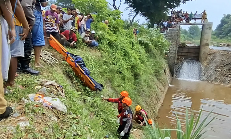 Tim SAR BPBD saat proses evakuasi korban yang tewas kesetrum di dasar dam Sungai Beji, Grati Pasuruan.