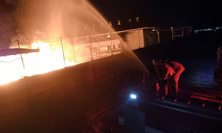 Tim Damkar saat berupaya memadamkan api di pabrik produksi botol air minum di Sukorejo, Pasuruan, Senin malam (1/12).