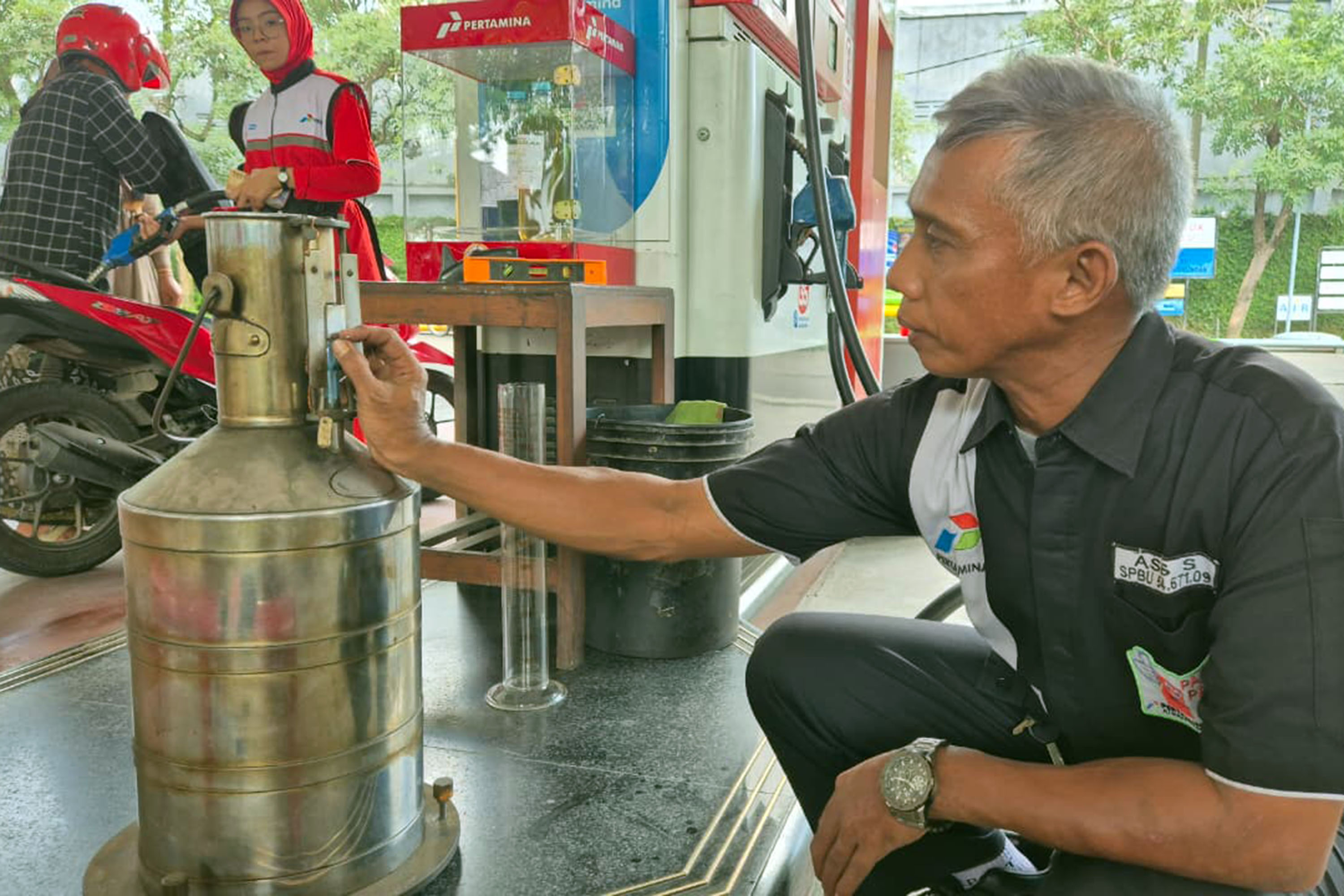 Pengawas SPBU Aziz melakukan pengecekan kualitas BBM. Pengecekan ini untuk memastikan BBM sudah terstandar. (Fahrizal Firmani/ Radar Bromo)