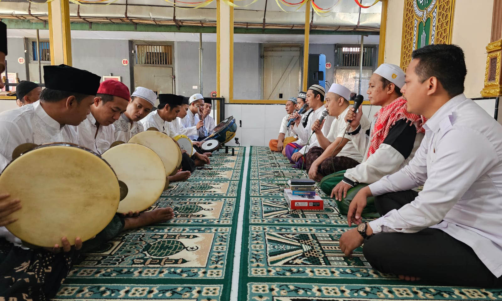 LAYAKNYA PESANTREN: Anggota DKM Darul Awabin di Lapas Kelas IIB Probolinggo saat menampilkan hadrah.