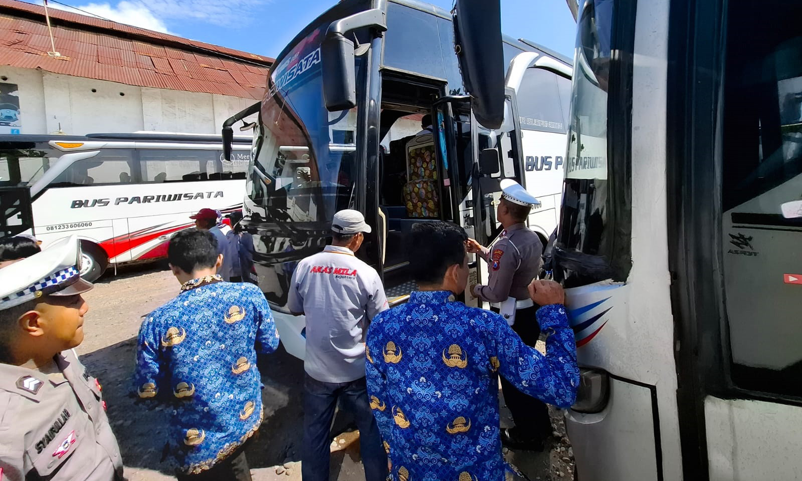 CEK LANGSUNG: Petugas Dishub Kota Probolinggo bersama Satlantas Polres Probolinggo Kota melakukan ramp check bus pariwisata, Senin (1/12).