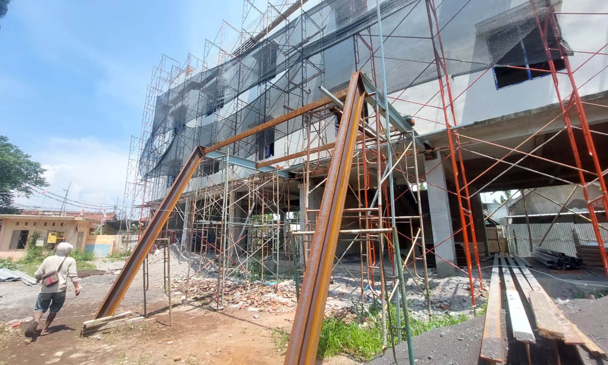 BELUM SELESAI: Kondisi terkini Gedung inspektorat, yang dikerjakan CV Tujuh April. Batas waktu pengerjaan tiga pekan lagi dan rekanan terancam putus kontrak bila tak