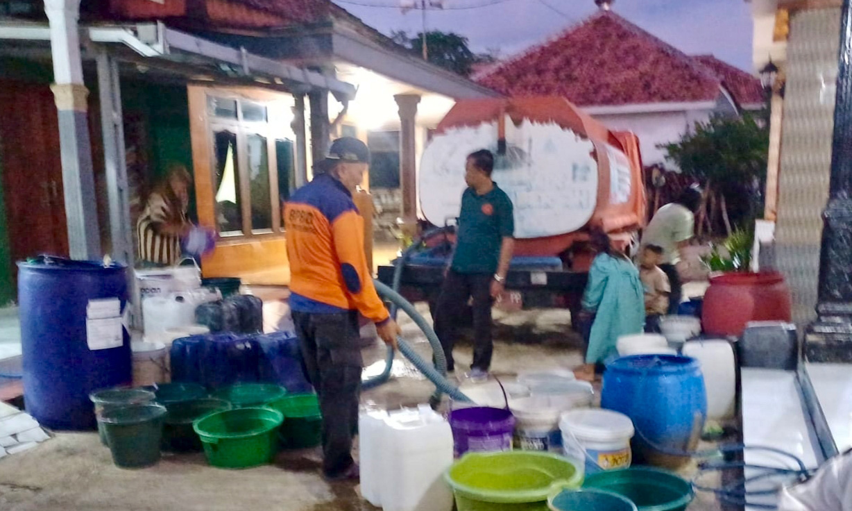 KIRIM AIR: Petugas BPBD Kabupaten Probolinggo mengirimkan air bersih ke Desa Tulupari, Kecamatan Tiris, beberapa waktu lalu.