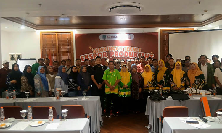 BANYAK BELAJAR: Para pengusaha industri hasil tembakau berfoto bersama dengan narasumber dalam agenda bimbingan teknis ekspor produk industri hasil tembakau (IHT) di Hotel Taman Dayu Golf & Resort.