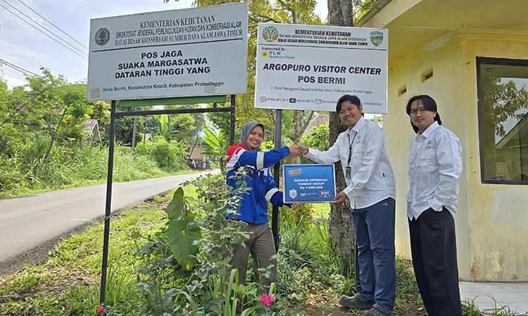 Penyerahan donasi perbaikan dermaga Taman Hidup di Argopuro.