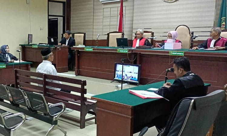 PESAKITAN: Tersangka kasus dugaan korupsi PKBM Cempaka, Ely Harianto mulai jalani persidangan. Ia didakwa atas dugaan pelanggaran pasal 2 dan pasal 3 UU Tipikor.