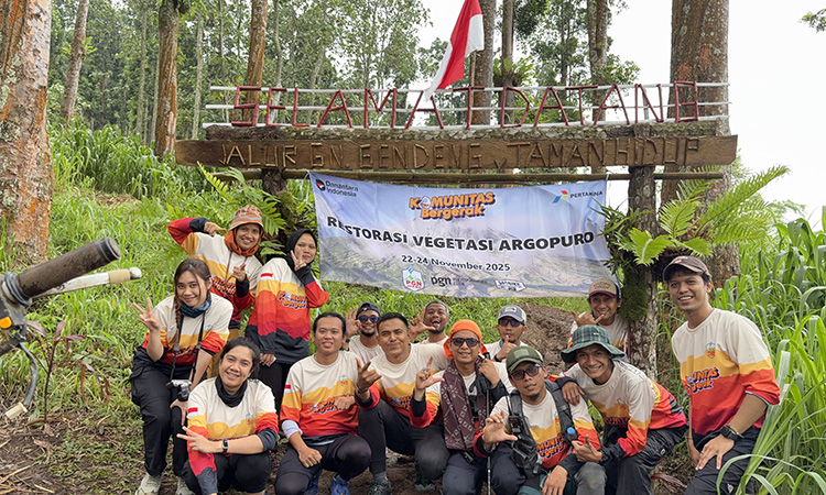 SPIRIT KONSRVASI: Para relawan berpose bersama usai penanaman pohon bersama di kawasan Taman Hidup Argopuro.