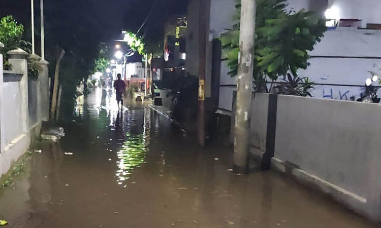TAK LAMA: Perkampungan di Rujak Gadung, Kelurahan Karangketug yang tergenang air setelah Sungai Wlelang meluap, Selasa (2/12) malam.