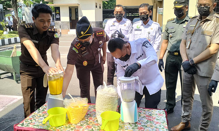 DIBLENDER : Kajari Kabupaten Probolinggo Mohammad Anggidigdo dan Sekda Kabupaten Probolinggo Ugas Irwanto memusnahkan barang bukti perkara peredaran okerbaya.