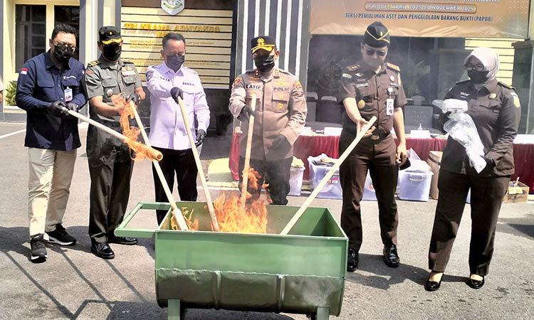 DIBAKAR: Kajari Kabupaten Probolinggo Mohammad Anggidigdo dan Sekda Kabupaten Probolinggo Ugas Irwanto memusnahkan barang bukti perkara peredaran okerbaya. Barang bukti ini adalah perkara yang ditanga