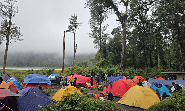 EKOWISATA: Sejumlah tenda di kawasan Taman Hidup.