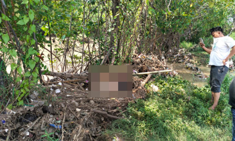 TANPA IDENTITAS: Posisi saat mayat ditemukan di muara sungai.