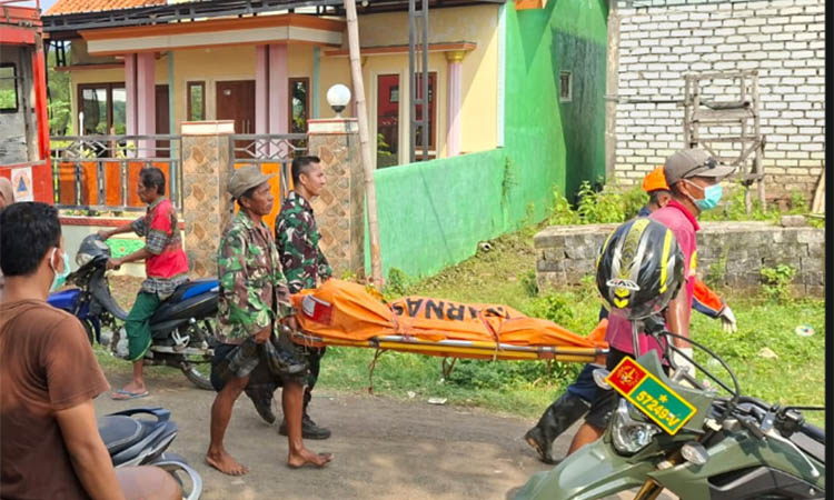 MASIH DISELIDIKI: Petugas yang dibantu warga mengevakuasi mayat laki-laki yang Rabu (3/12) siang ditemukan di muara Sungai Welang.
