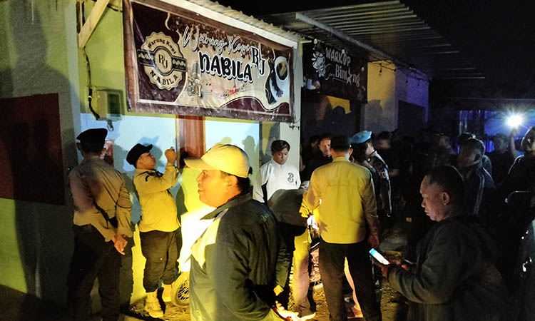TEGANG: Penutupan warkop karaoke di di Dusun Klangkung, Desa Nogosari, Kecamatan Pandaan, Senin (1/12) yang dilakukan petugas gabungan. Kegiatan tersebut sempat diwarnai ketegangan.