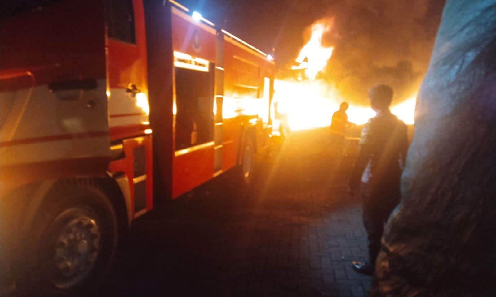 MEMBARA: Tim damkar melakukan pemadaman api di lokasi PT. BHD, berada di Desa Suwayuwo, Kecamatan Sukorejo