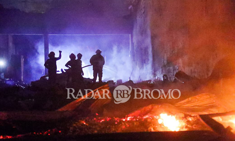 PEMADAMAN: Petugas damkar saat berupaya memadamkan api di gudang mebel yang ludes dilalap api di Randusari, Gadingrejo, Kota Pasuruan, Rabu malam (3/12).