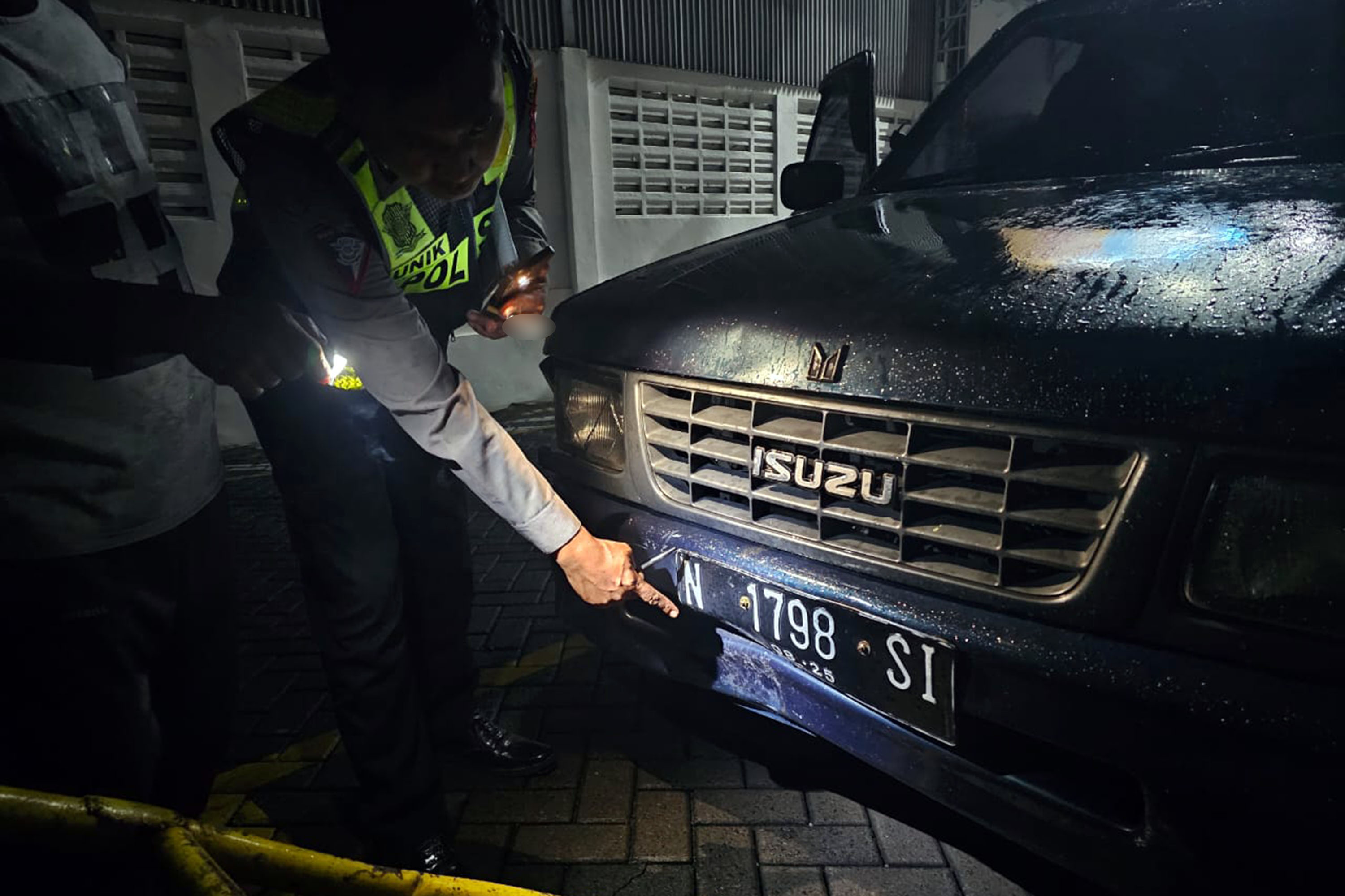 HILANG KENDALI: Kondisi Panther usai menabrak 2 motor dan truk tronton di Ngadimulyo, Sukorejo saat diamankan di Poslantas.