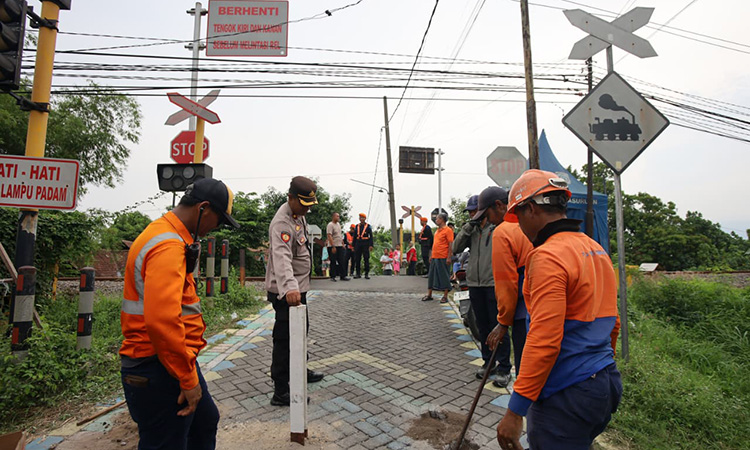 MOBIL TAK BISA MELINTAS: Perlintasan tanpa palang di Dusun Selokambang, Desa Gunung Gangsir, Beji. Pasuruan kini dipasang patok. Mobil tak bisa melintas.