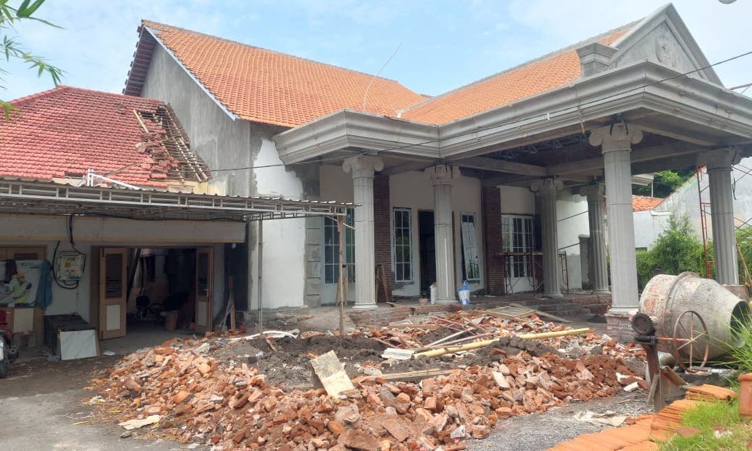 DIPERBAIKI: Kondisi rumah dinas wakil wali Kota Probolinggo yang belum rampung diperbaiki.