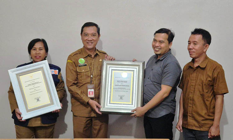 KOMPAK: Kepala Dinkes Kabupaten Probolinggo dr. Hariawan Dwi Tamtomo,M.MKes, Kabid Kesmas Sri Wahyu Utami, SKM, MMRS dan Ketu FKPS dr. Syahrudi, Sp.B memegang piagam penghargaan Swasti Saba Padapa dan