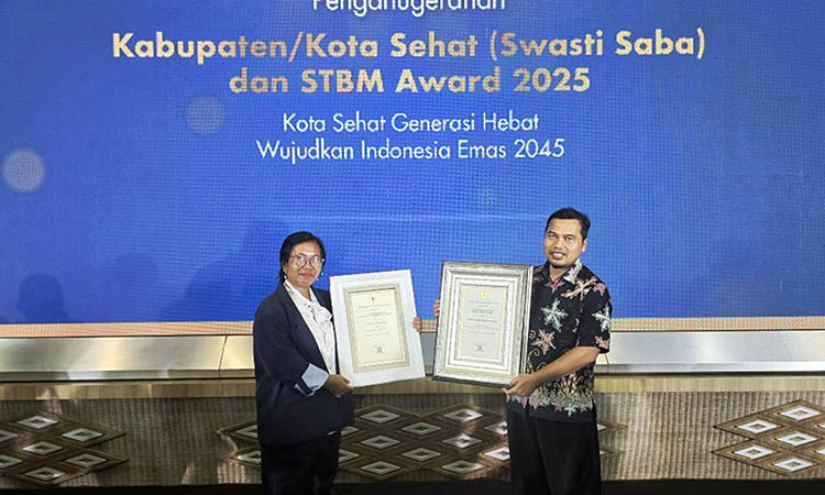 PENGHARGAAN: Kabid Kesmas Sri Wahyu Utami, SKM, MMRS dan Ketu FKPS dr. Syahrudi, Sp.B menerima penghargaan Swasti Saba Padapa dan Sanitasi Total Berbasis Masyarakat (STBM) Award Kategori Pratama, Juma