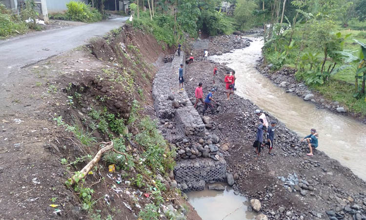 PENANGANAN DARURAT: Pemasangan Bronjong di Sungai Pancar Glagas di Pakuniran beberapa waktu lalu. Saat ini stok bronjong yang dimiliki Pemkab Probolinggo masih banyak.