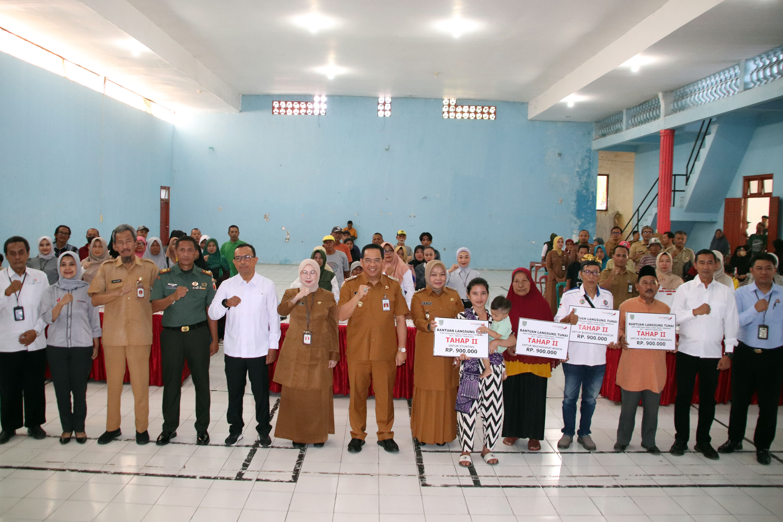 FOTO BERSAMA: Wali Kota Probolinggo dr. Aminuddin berfoto bersama para undangan usai Pembukaan Kegiatan Penyaluran BLT-DBHCHT Tahap II di Aula Kelurahan Mangunharjo, Kecamatan Mayangan, Selasa (2/12).